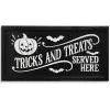 "Tricks And Treats Served Here" Halloween Wandbild 41cm